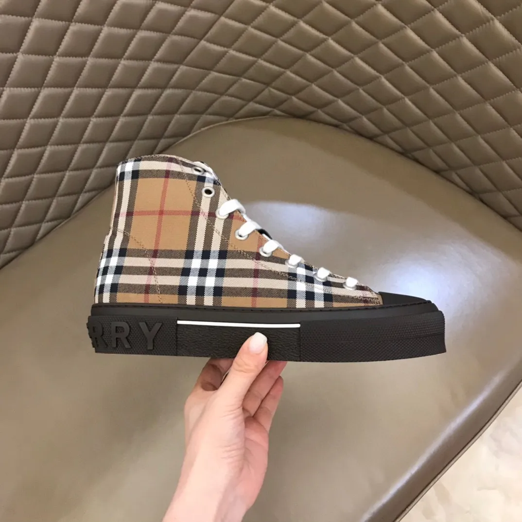 ¥420▫️B’s men’s classic high-top sneakers are reinterpreted in Vintage plaid cotton material and decorated with a new brand logo. First-layer cowhide lining, embossed Burberry logo on the heel, and original TPU outsole! 38-45